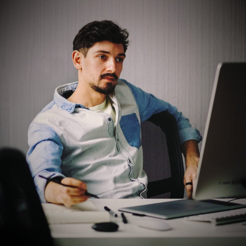 A man monitors a software update
